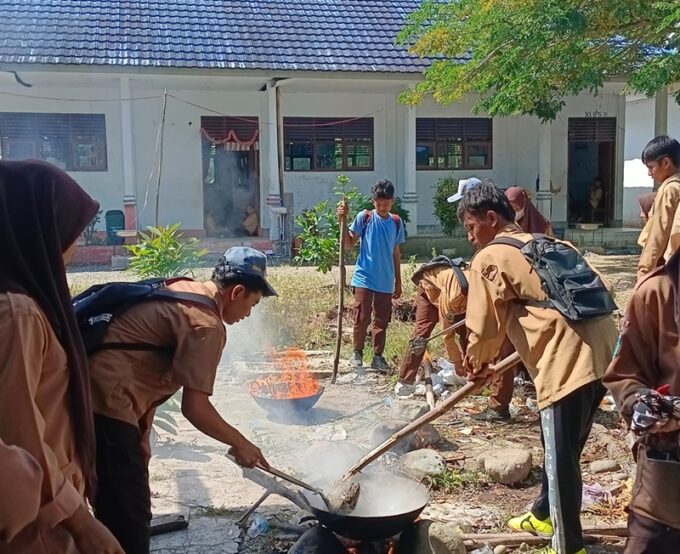 Menjaga Bumi Kita : Proyek Paving Blok Plastik di SMA Negeri 1 Sojol